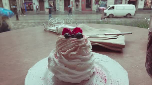 Een Glas Glühwein Pavlova Cake Een Restaurant Retrostijl — Stockvideo