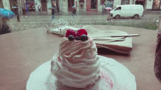 Bicchiere Vin Brulé Una Torta Pavlova Ristorante Stile Retrò — Video Stock