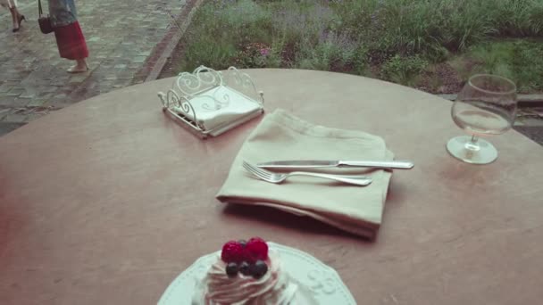 Pahar Vin Fiert Tort Pavlova Într Restaurant Stilul Retro — Videoclip de stoc