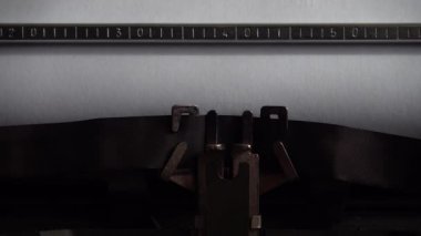 Eski kelimesini retro daktiloda yazıyorum. Kapat..