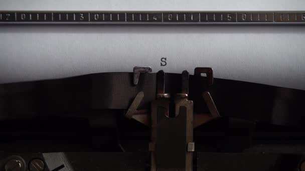 Sterk Woord Typen Een Vintage Typemachine Sluiten — Stockvideo