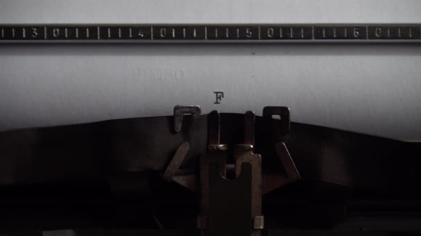 在一台老打字机上打 靠近点 — 图库视频影像