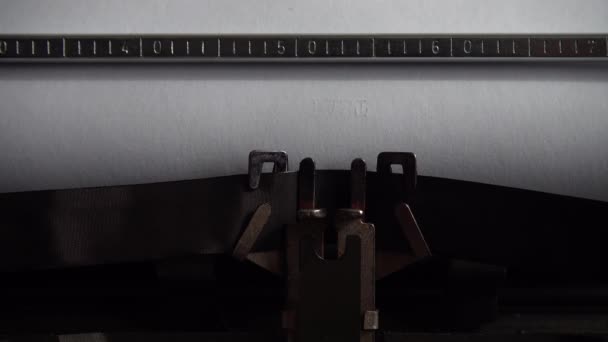 Escrevendo Fita Palavra Uma Máquina Escrever Vintage Fechar — Vídeo de Stock
