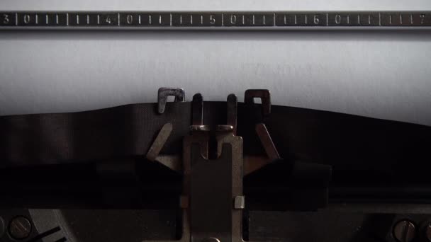 Escribiendo Abreviatura Usa Una Máquina Escribir Vintage Cerca — Vídeo de stock