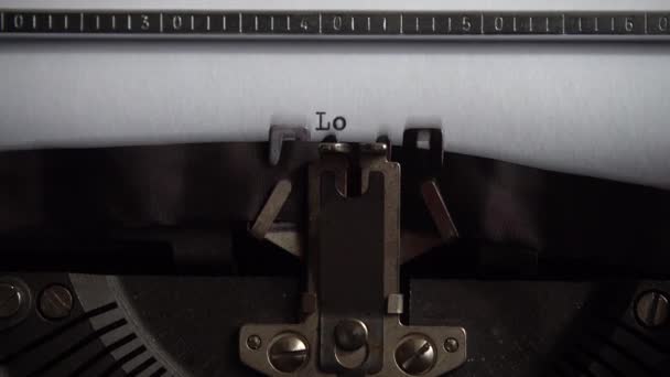 Auf Einer Alten Schreibmaschine Den Stadtnamen London Eintippen Nahaufnahme — Stockvideo