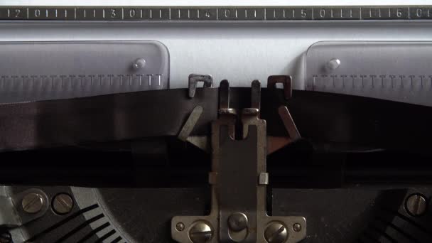 在老式打字机上自由打字 靠近点 — 图库视频影像
