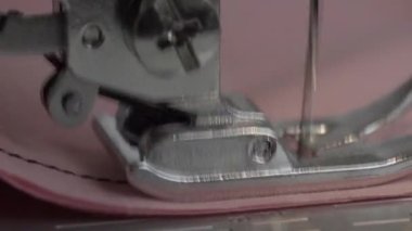 Dikiş makinesinin iğnesi iplik yapar..