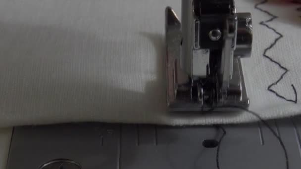 Mesin Jahit Dengan Kain Dan Benang Closeup — Stok Video