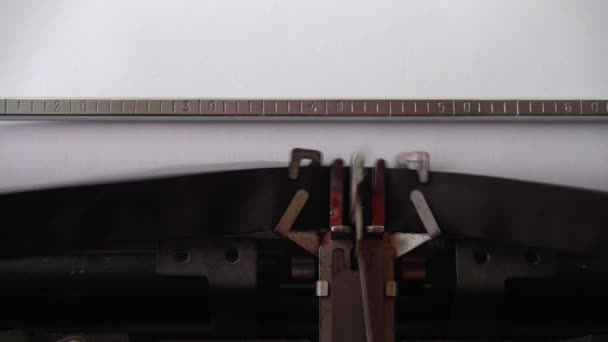 Das Wort Confidential Auf Einer Retro Schreibmaschine Eintippen Nahaufnahme — Stockvideo
