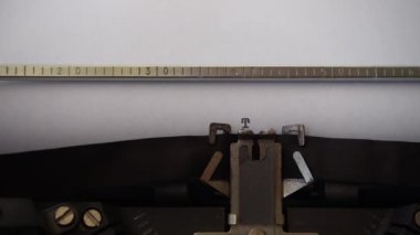 Yazma cümlesi retro daktiloda devam edecek. Kapat..