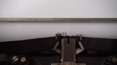 Retro daktiloda salgın hastalıklı COVID 19 yazılıyor. Kapat..