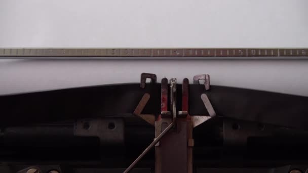 Dactylographier Mot Écrire Sur Une Machine Écrire Rétro Gros Plan — Video