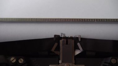 Retro daktiloda Pulp Fiction yazılıyor. Kapat..