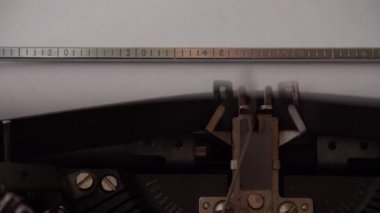 Retro daktiloda Resmi Mektup yazılıyor. Kapat..