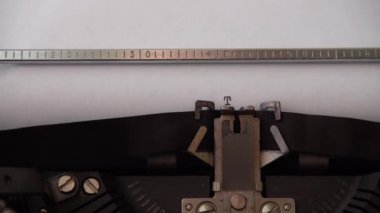 Retro daktiloda Top Hashtag 'ler yazılıyor. Kapat..