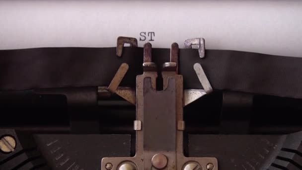 Πληκτρολογώντας Λέξη Ιστορια Ρετρό Γραφομηχανή Κλείσε — Αρχείο Βίντεο