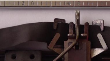 Geçmişe dönük daktiloda 