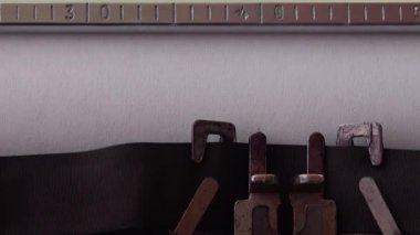 Retro daktiloda kelime kavramı yazılıyor. Kapat..