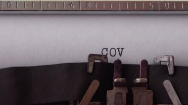 Retro daktiloda COVID 19 yazılıyor. Kapat..