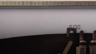 Retro daktiloda SOS yazılıyor. Kapat..