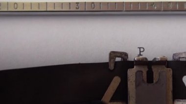 Polis raporunu retro daktiloyla yazıyorum. Kapat..