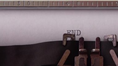 Hikayenin sonu retro daktiloda yazılıyor. Kapat..