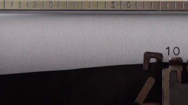 Daktiloda 10, 9, 8, 7, 6, 5, 4, 3, 2, 1 0 yazıyor. Kapat..