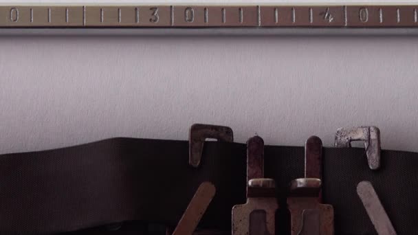 Tippen Satz Das Ende Auf Retro Schreibmaschine Nahaufnahme — Stockvideo
