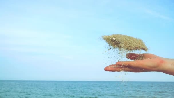 Homem Atira Areia Contra Fundo Céu Mar Movimento Lento — Vídeo de Stock
