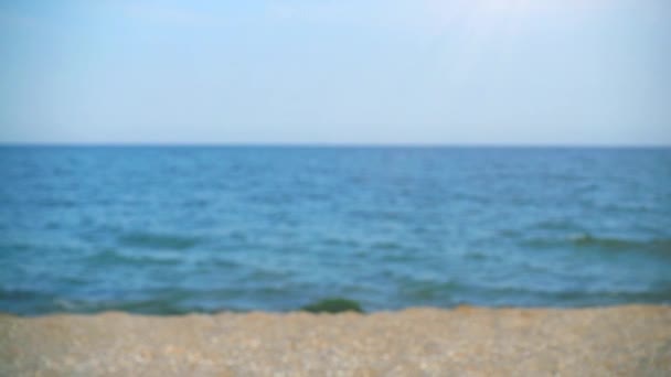 Een Man Gooit Zand Tegen Achtergrond Van Lucht Zee Langzame — Stockvideo