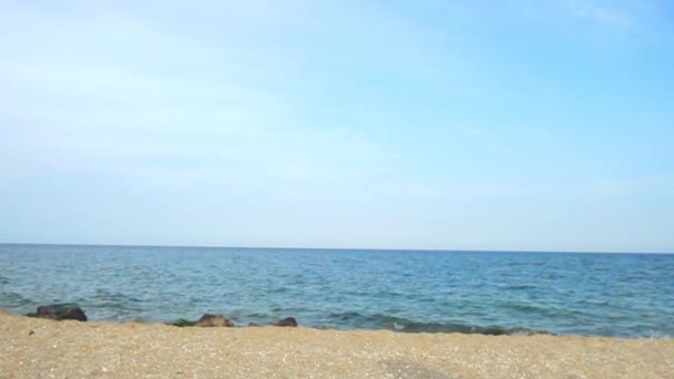 Man Throw Sand Background Sky Sea Slow Motion — Stock Video