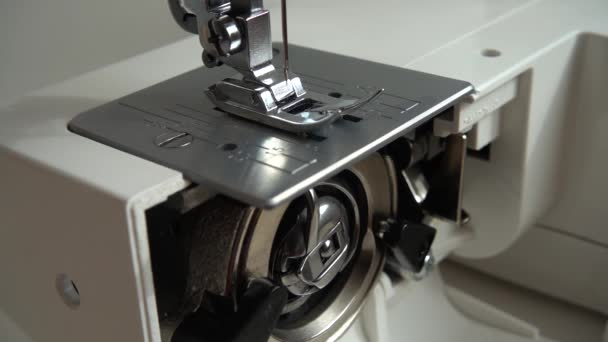 Голка Швейної Машини Робить Нитковий Шов Повільний Рух Елементи Механізму — стокове відео