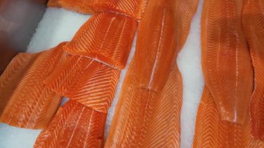 Süpermarketteki buz yatağında sergilenen taze somon filetoları..