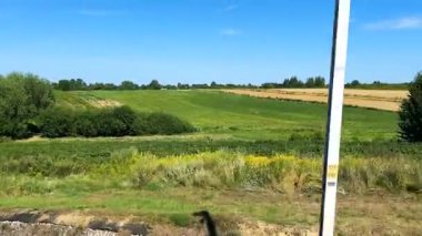 Yazın sonunda Polonya 'da kırsal bir arazinin ve tarlaların penceresinden manzarayı izle.