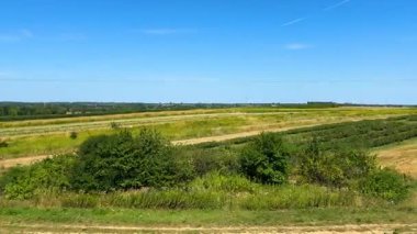 Yazın sonunda Polonya 'da kırsal bir arazinin ve tarlaların penceresinden manzarayı izle.