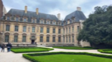 Bahçe, ağaçlar ve manikürlü çimenler Louis de Sully malikanesinin avlusunda XIII. Paris, Fransa. Odaklanamıyorum.