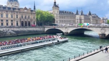 Turistlerle dolu büyük çift güverte feribotu, Seine Nehri üzerindeki Pont au Change köprüsü, Quai de l 'Horloge seti, Tribunal de Commerce de Paris binaları. Paris, Fransa. Odaklanamıyorum.