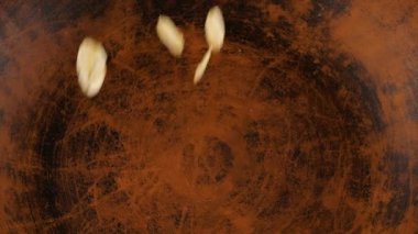 Yulaf ezmesi, ahşap bir tahtaya karşı terakotta kil kasesine dökülür. Üst görünüm.