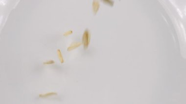 Yulaf ezmesi, tahta bir tahtaya karşı beyaz bir seramik kaseye dökülür. Üst görünüm.