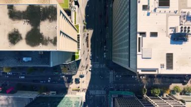 TORONTO, CANADA - 25 EKİM 2025: Çatı katları, modern şehir gökdelenleri, Toronto, Ontario, Kanada 'da yoğun trafik. Yoldan dümdüz uçuyor.