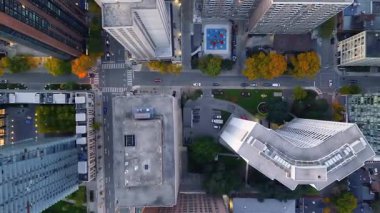 Çatı katlarının sıcak renkleriyle çarpıcı bir insansız hava aracı görüntüsü modern şehir merkezindeki gökdelenler yoğun trafik, Toronto, Ontario, Kanada 'daki kavşaklar.