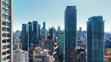 Modern Downtown gökdelenleri, CN Kulesi ve Ontario Gölü 'nün muhteşem panoramik görüntüsü Toronto, Ontario, Kanada' da mavi gökyüzüne karşı.