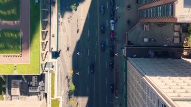 Toronto, Ontario, Kanada 'da yoğun kavşakların, çatıların, gökdelenlerin havadan görüntüsü.