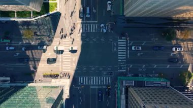 Toronto, Ontario, Kanada 'da yoğun kavşakların, çatıların, gökdelenlerin havadan görüntüsü.