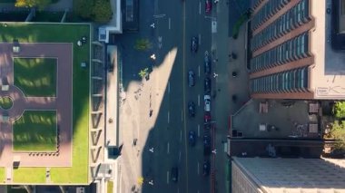 Toronto, Ontario, Kanada 'da yoğun kavşakların, çatıların, gökdelenlerin havadan görüntüsü.