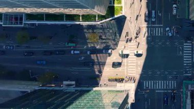 Toronto, Ontario, Kanada 'da yoğun kavşakların, çatıların, gökdelenlerin havadan görüntüsü.