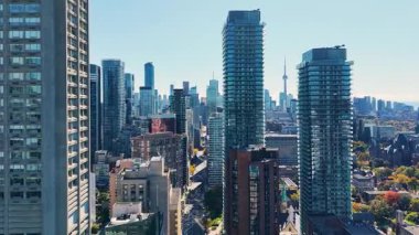 Toronto, Ontario, Kanada 'daki mavi gökyüzüne karşı modern Downtown gökdelenlerinin ve Ontario Gölü' nün muhteşem panoramik görüntüsü.
