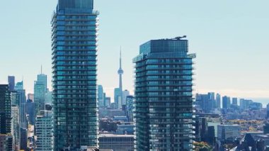 Toronto, Ontario, Kanada 'daki mavi gökyüzüne karşı modern Downtown gökdelenlerinin ve Ontario Gölü' nün muhteşem panoramik görüntüsü.