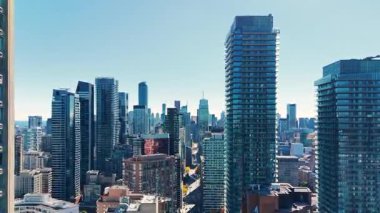 Toronto, Ontario, Kanada 'daki mavi gökyüzüne karşı modern Downtown gökdelenlerinin ve Ontario Gölü' nün muhteşem panoramik görüntüsü.