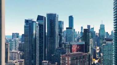 Toronto, Ontario, Kanada 'daki mavi gökyüzüne karşı modern Downtown gökdelenlerinin ve Ontario Gölü' nün muhteşem panoramik görüntüsü.